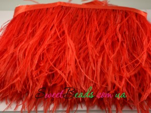 Страусиные перья на ленте красного цвета